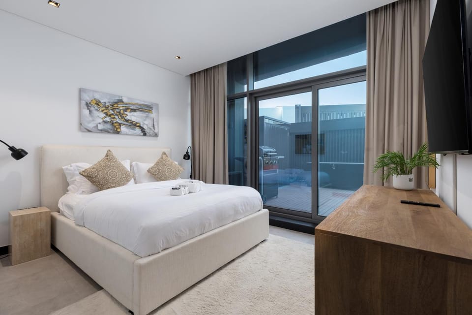 Waves - Spacious 2BR Apartment with Burj Views & Terrace Apartment in Dubai
