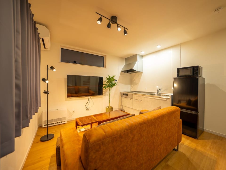 TV and multimedia, Kitchen or kitchenette, Living room, Seating area, Dining area, stove