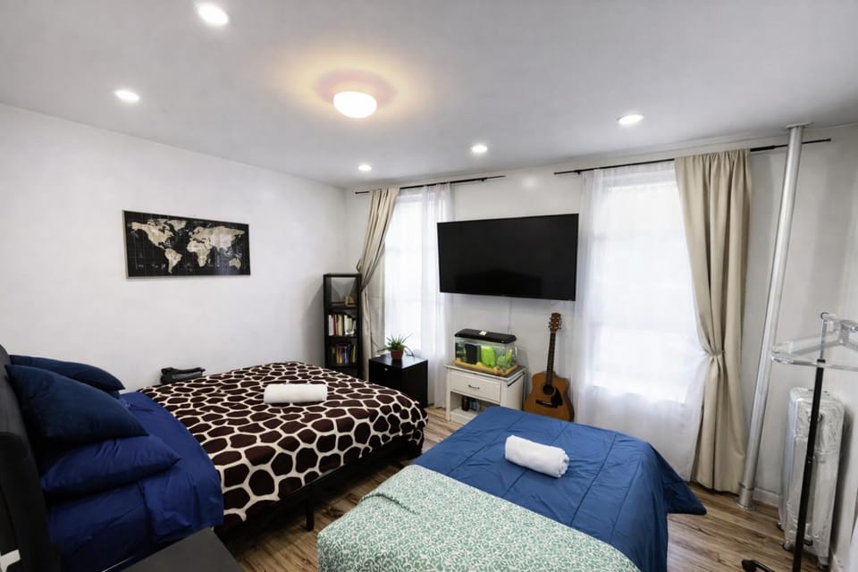 Bed, TV and multimedia, Photo of the whole room, Bedroom, towels