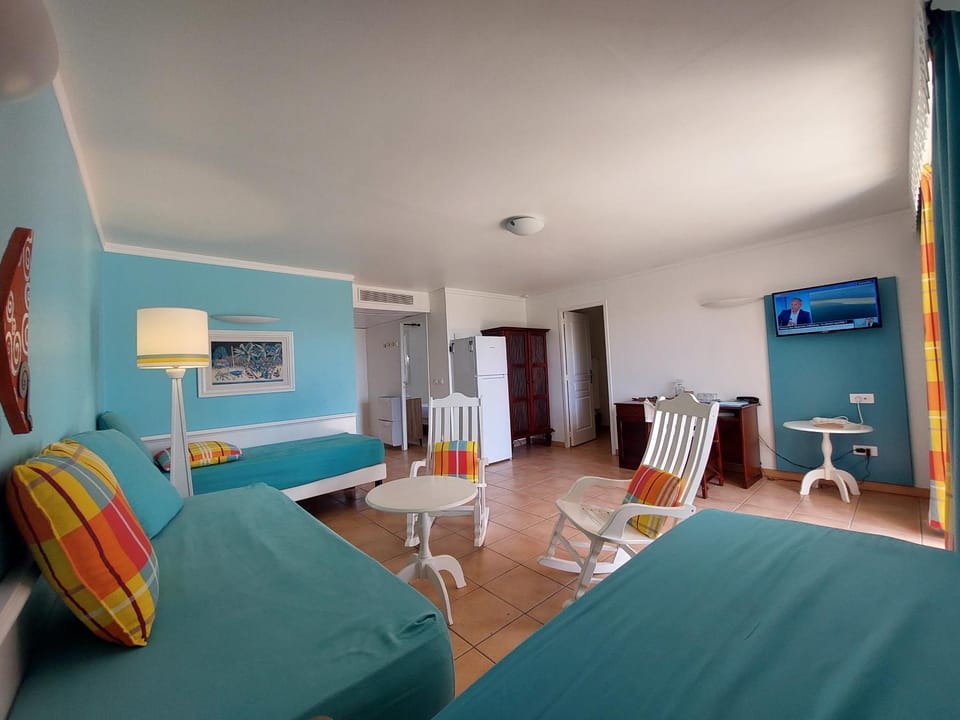 Bed, TV and multimedia, Living room, Lounge or bar, Seating area, internet