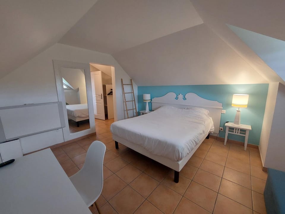 Bed, Game Room, TV and multimedia, Seating area, Bedroom, storage, air conditioner