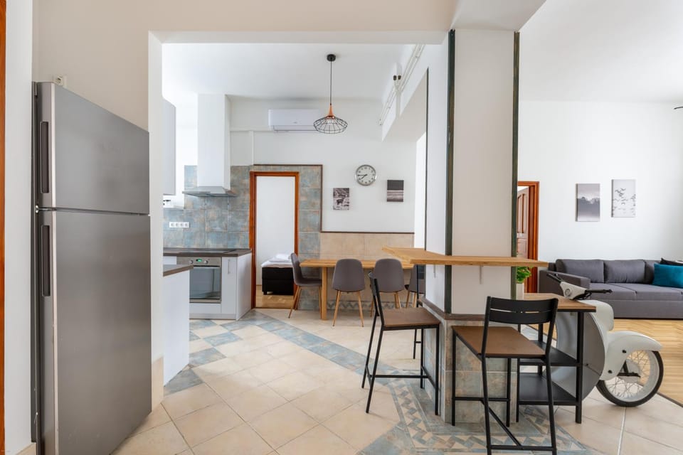 Kitchen or kitchenette, Dining area, oven, pet friendly