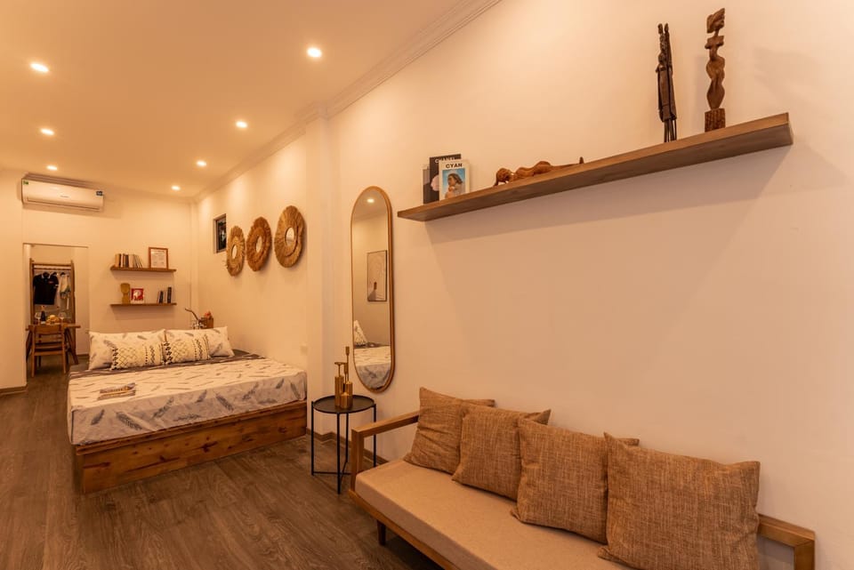 Bed, Photo of the whole room, Seating area, air conditioner