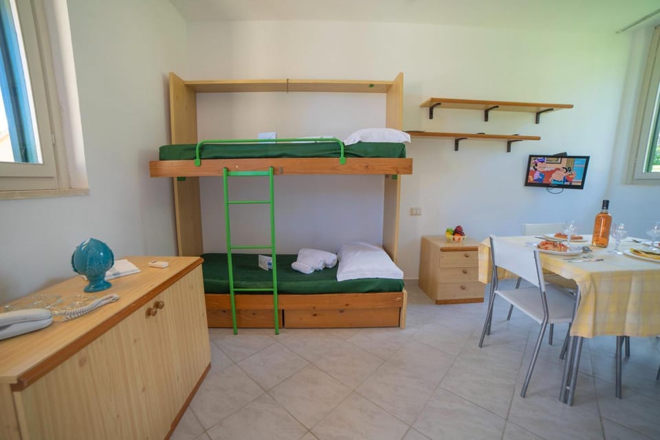 Living room, Dining area, bunk bed