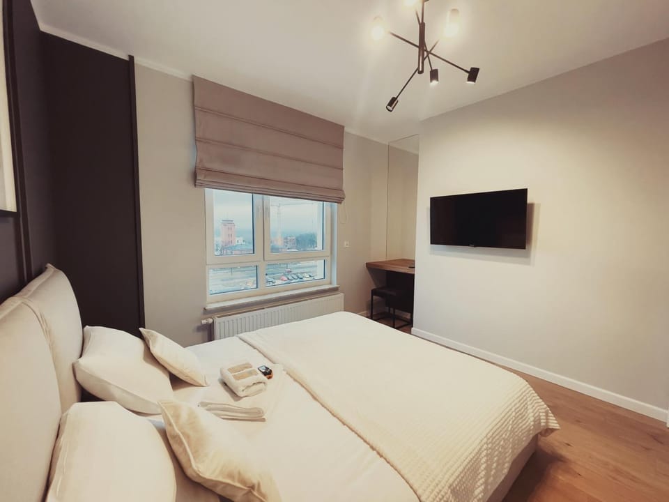 Bed, TV and multimedia, Photo of the whole room, Bedroom