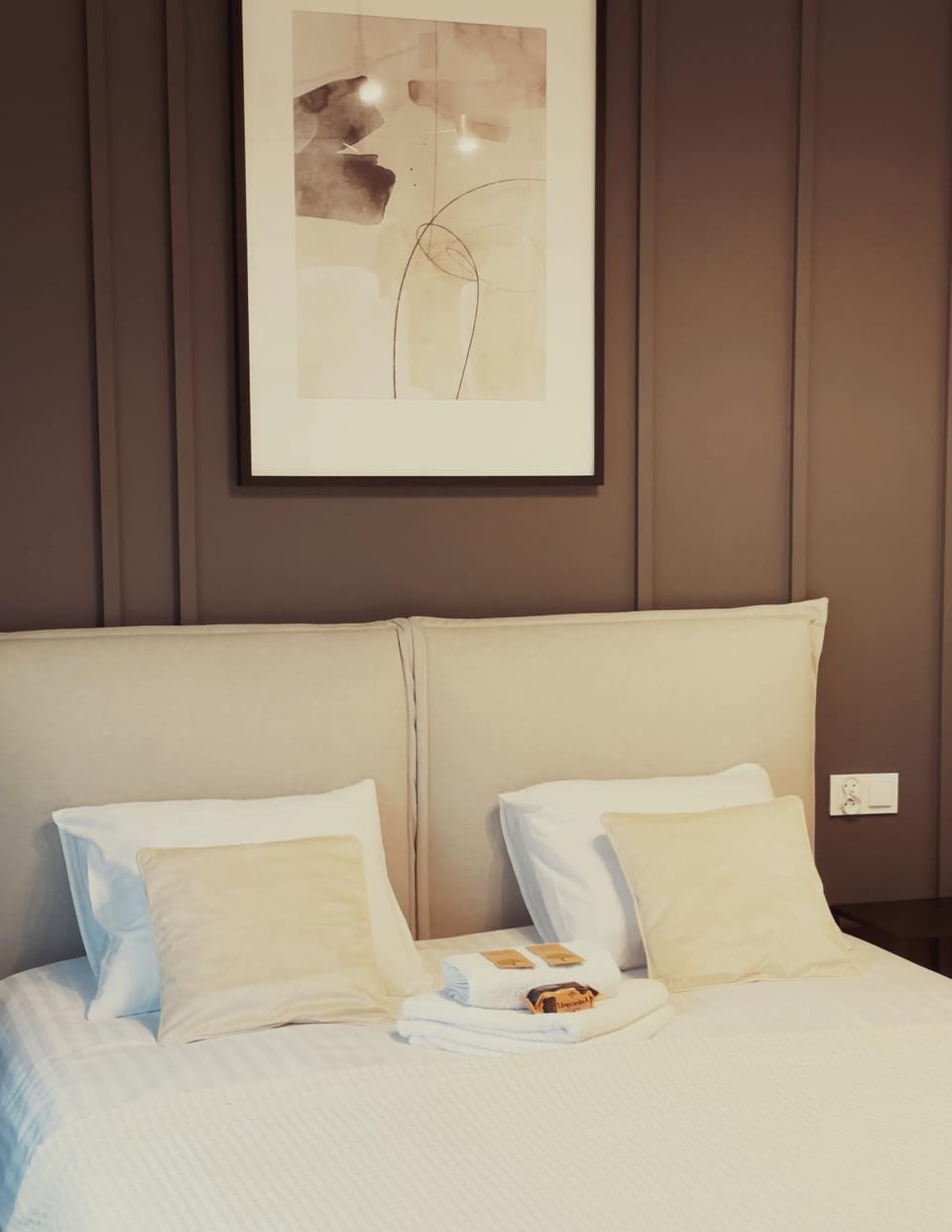 Bed, Photo of the whole room, Decorative detail, Bedroom