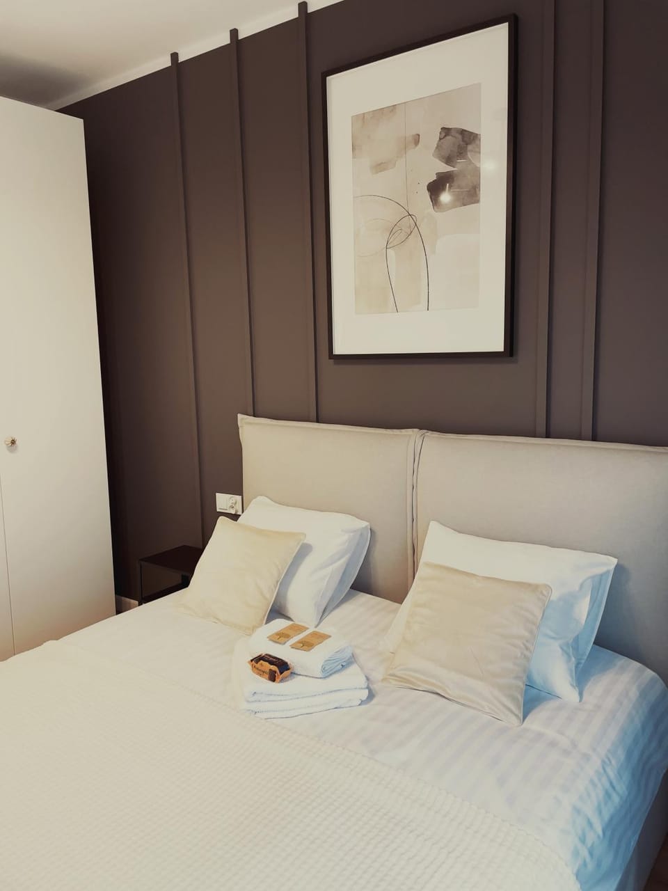 Bed, Photo of the whole room, Bedroom, towels