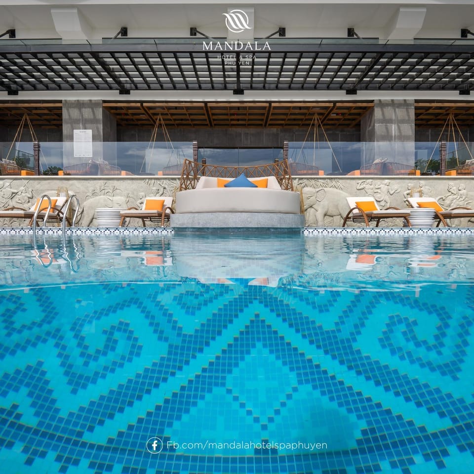 Solarium, Swimming pool, sunbed