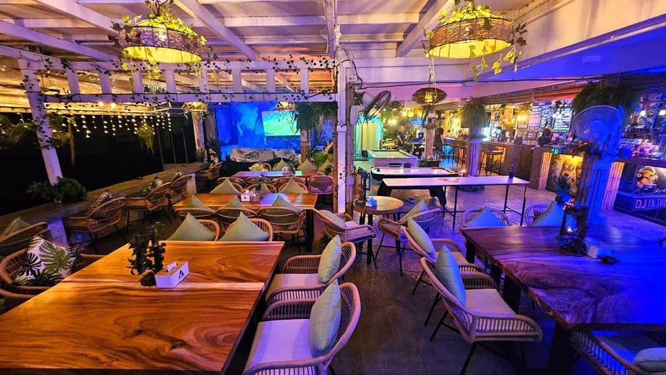 Restaurant/places to eat, Lounge or bar
