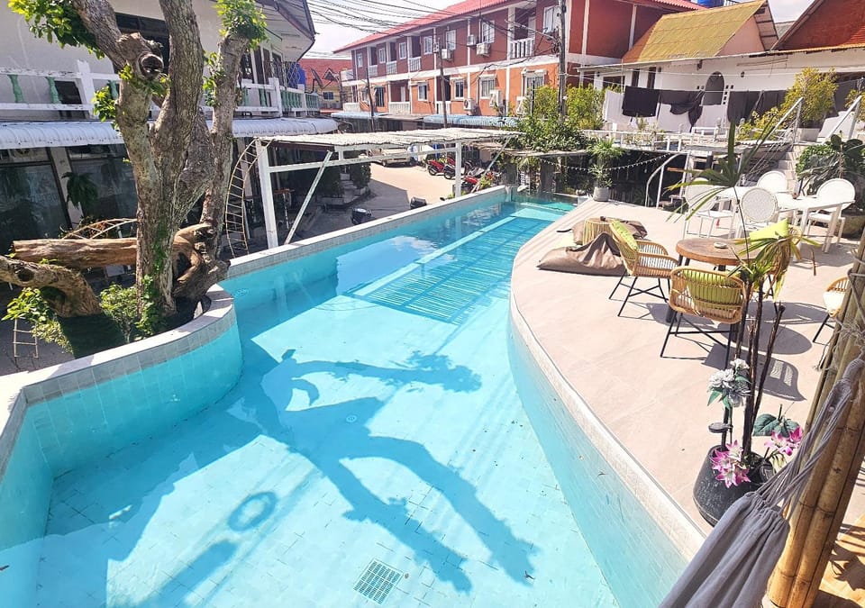 Swimming pool, sunbed