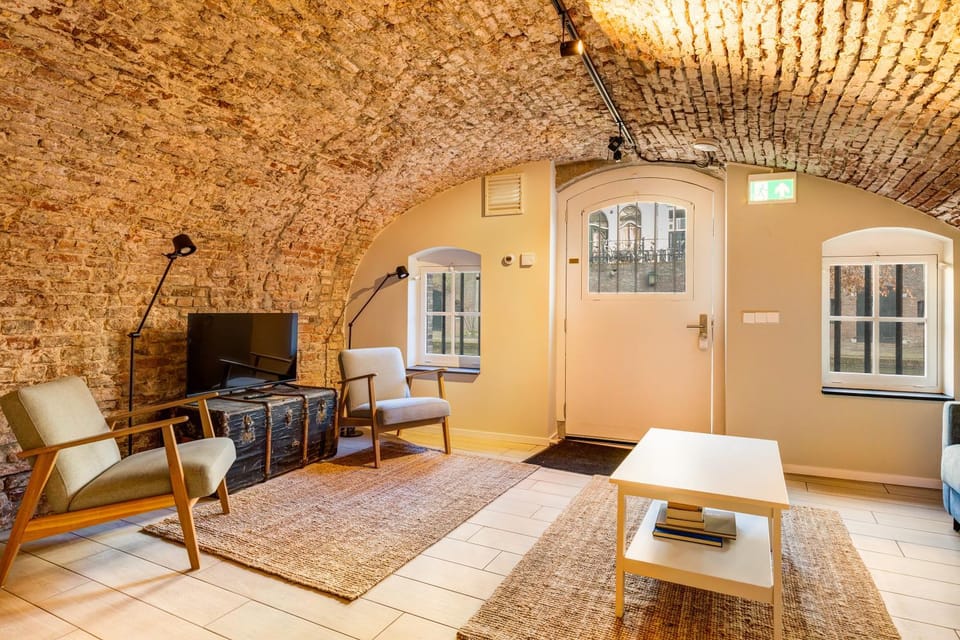 TV and multimedia, Living room, Seating area, Evening entertainment