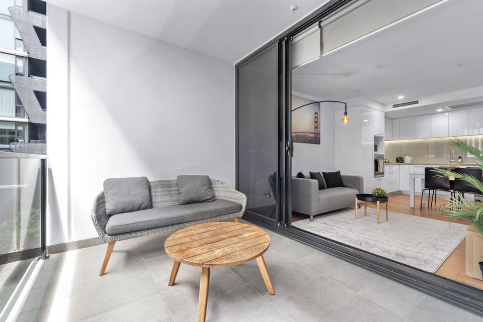 South Bank Sleek - 1Bed-1Bath-1Car-Balcony Apartment in Brisbane City