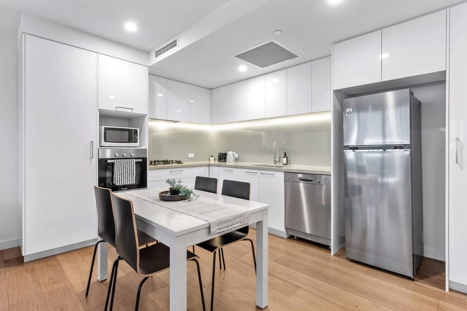 South Bank Sleek - 1Bed-1Bath-1Car-Balcony Apartment in Brisbane City