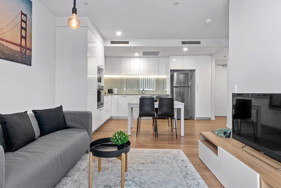 South Bank Sleek - 1Bed-1Bath-1Car-Balcony Apartment in Brisbane City