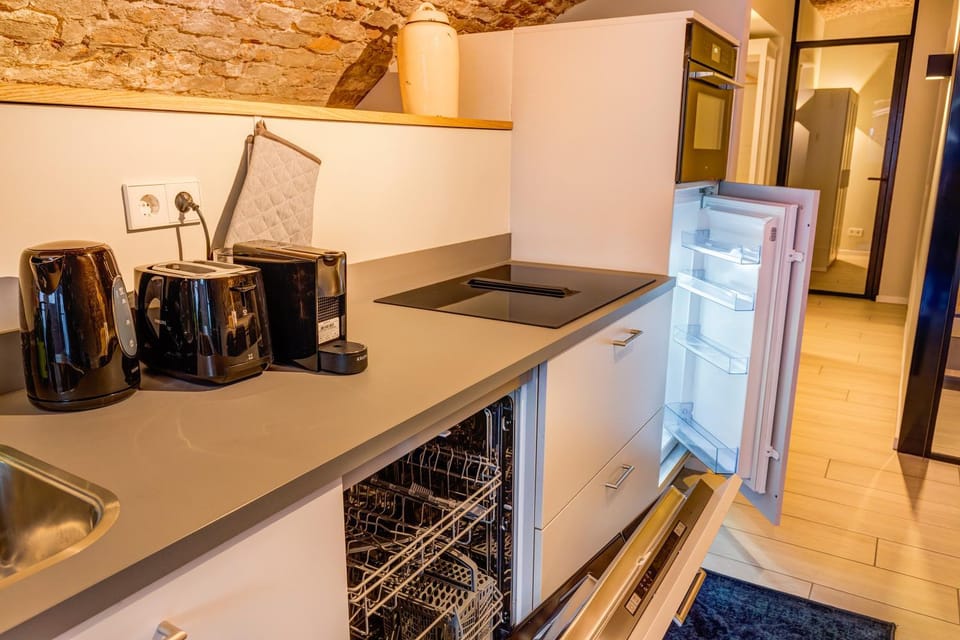 Coffee/tea facilities, Kitchen or kitchenette, dishwasher, oven, stove