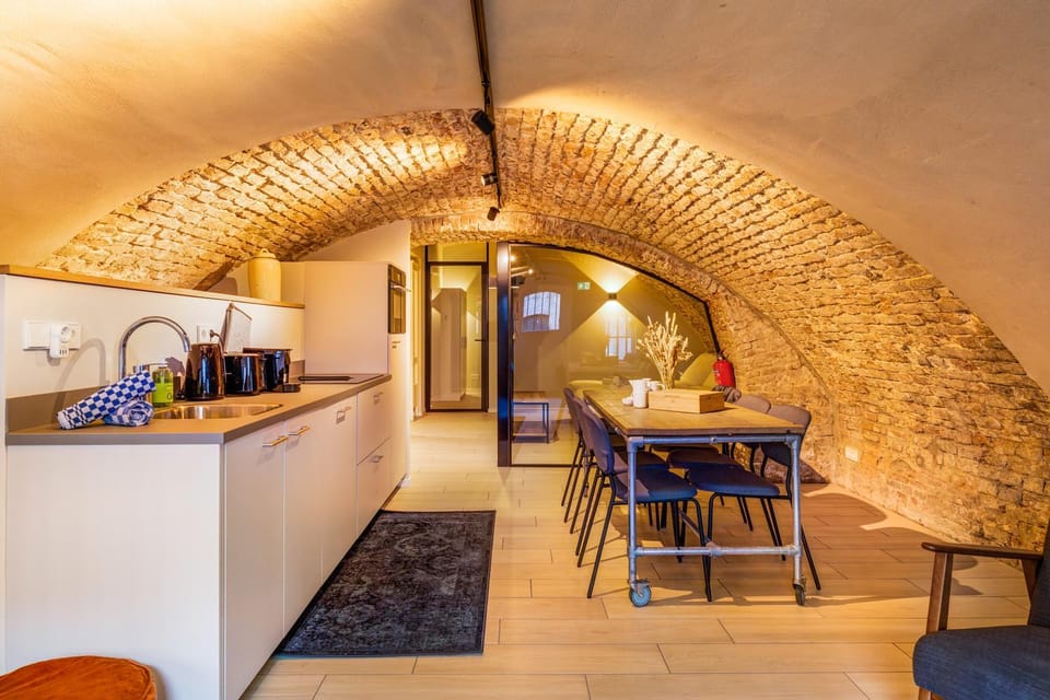 Coffee/tea facilities, Kitchen or kitchenette, Living room, Dining area, oven