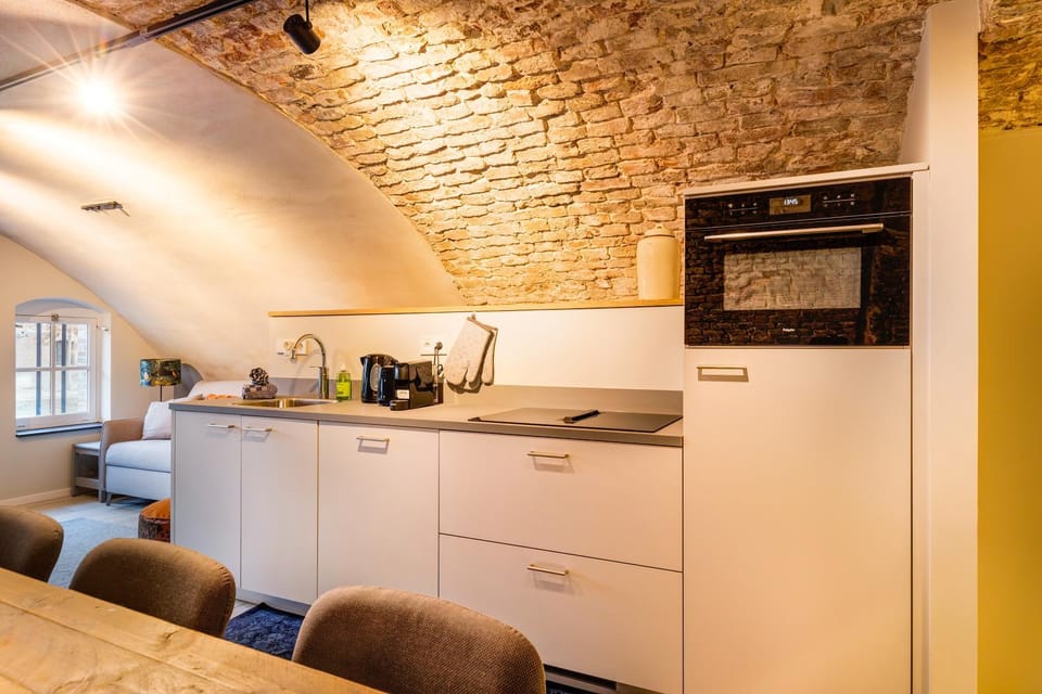 Coffee/tea facilities, Kitchen or kitchenette, oven, stove, toaster