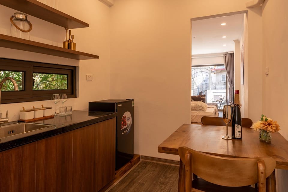 Kitchen or kitchenette, Dining area, stove