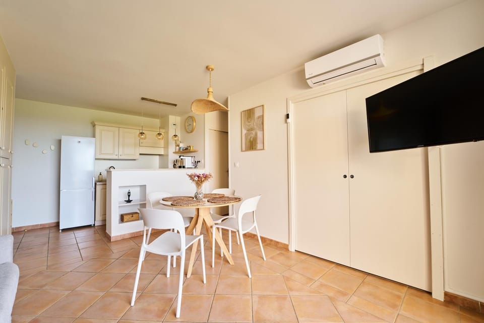 Appartement T2 magnifique vue sur golf avec climatisation avec piscine Apartment in L'Isle-sur-la-Sorgue