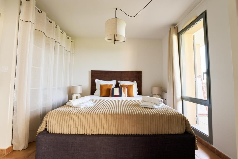 Appartement T2 magnifique vue sur golf avec climatisation avec piscine Apartment in L'Isle-sur-la-Sorgue