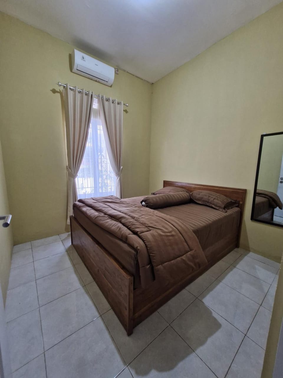 Bed, Bedroom, air conditioner