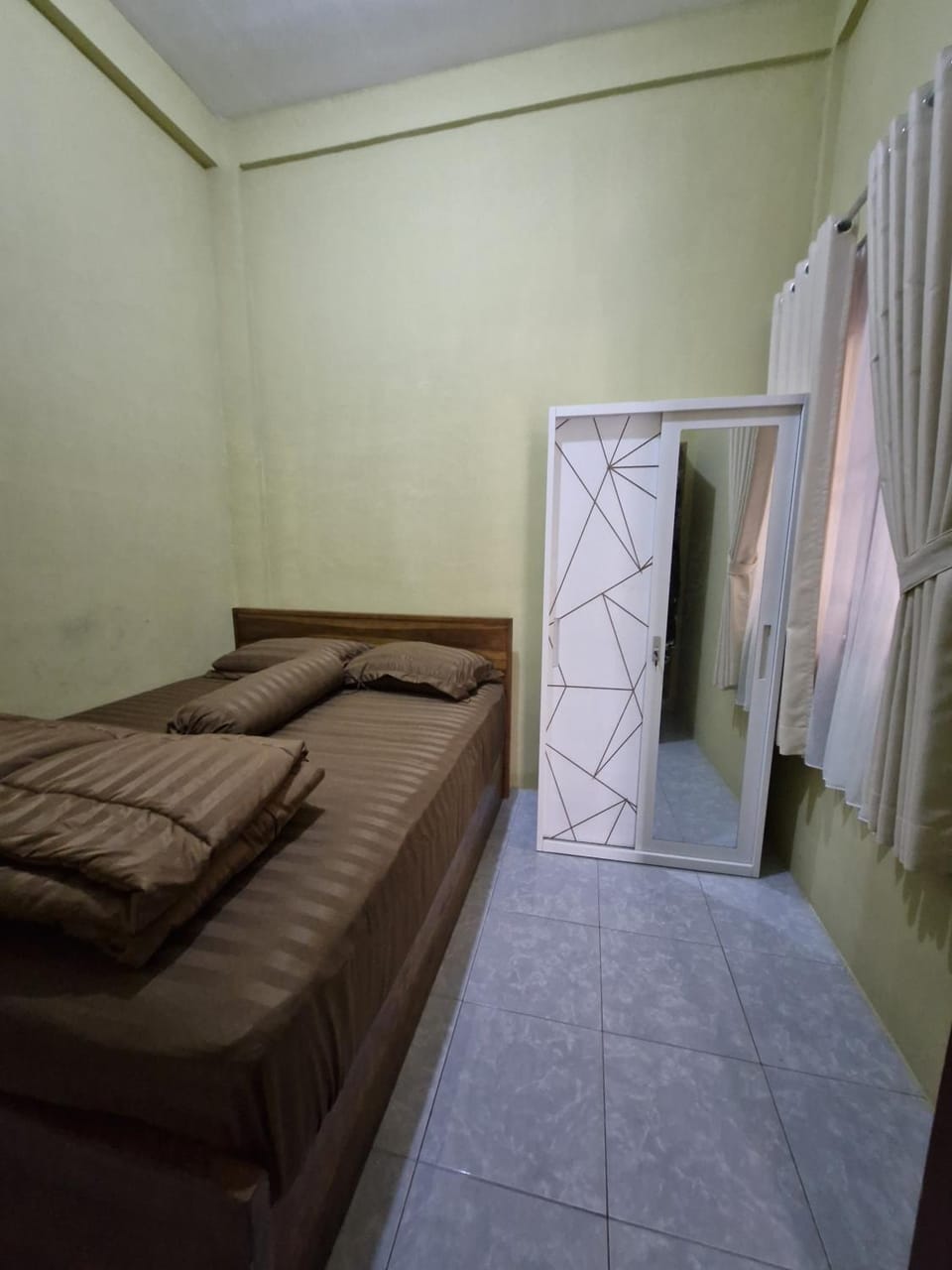 Bed, Bedroom, towels, wardrobe
