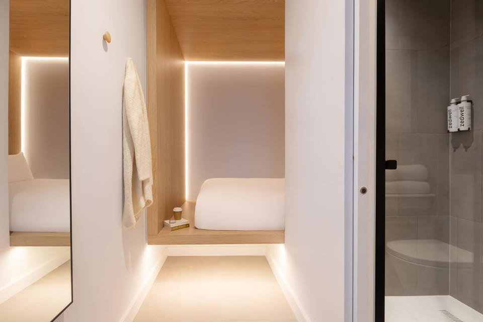 Bed, Bathroom
