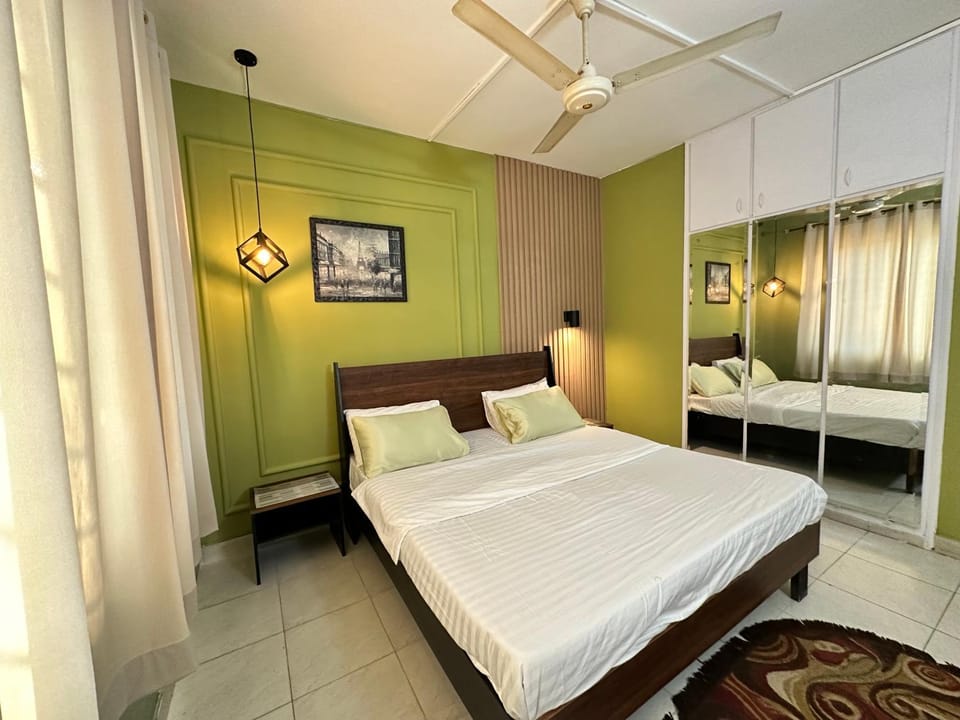 Photo of the whole room, Bedroom, wardrobe