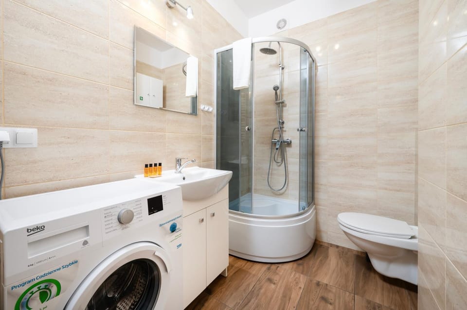 Shower, Toilet, Bathroom, towels, washing machine