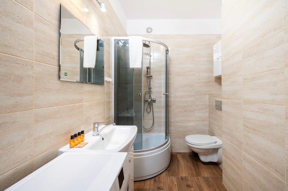 Shower, Toilet, Bathroom, towels
