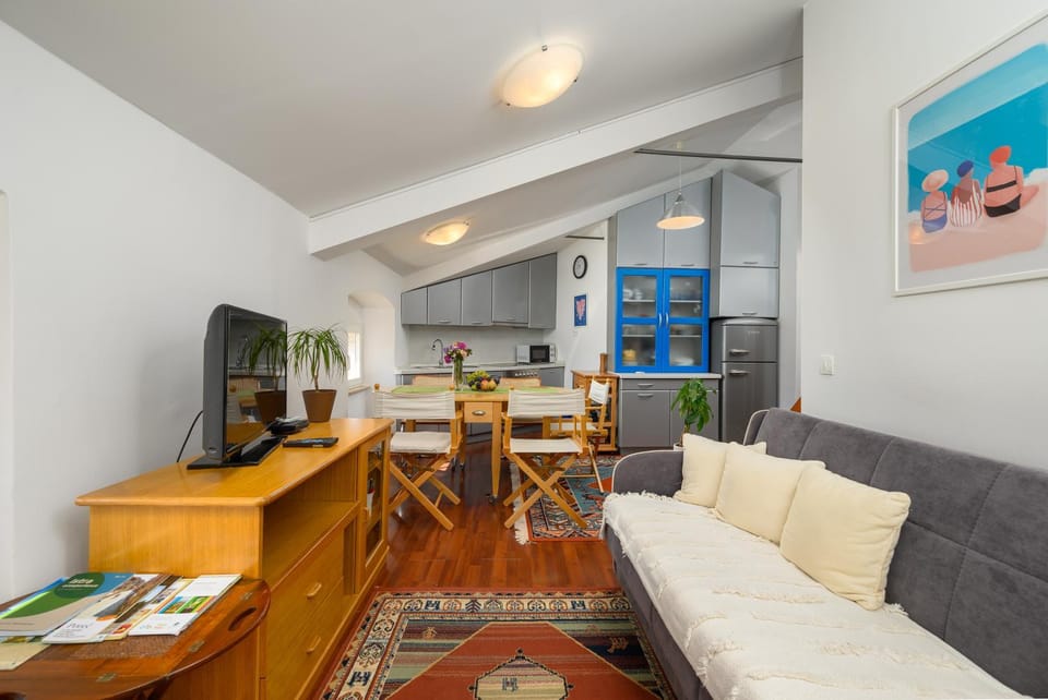 Kitchen or kitchenette, Living room, Seating area, Dining area