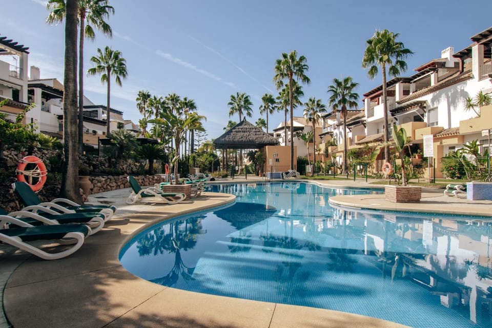 Property building, Day, Pool view, Swimming pool, Swimming pool, sunbed