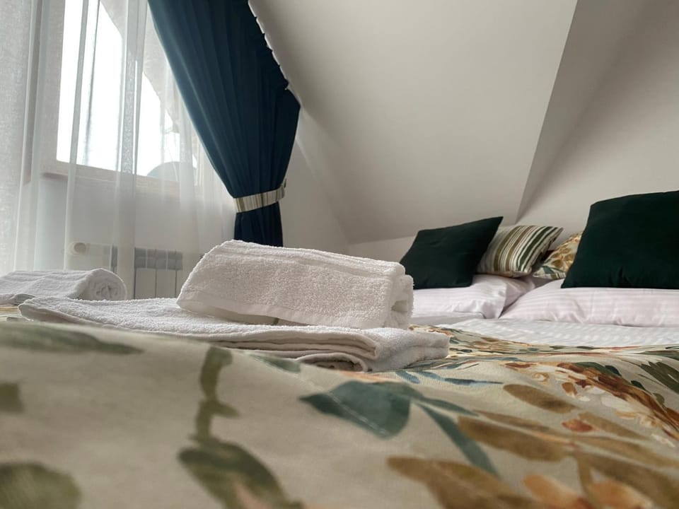 Bed, Photo of the whole room, towels