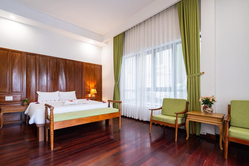 Bed, Photo of the whole room, Seating area, Bedroom