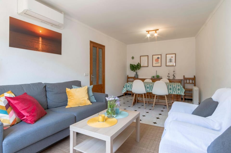 Living room, Seating area, Dining area, air conditioner