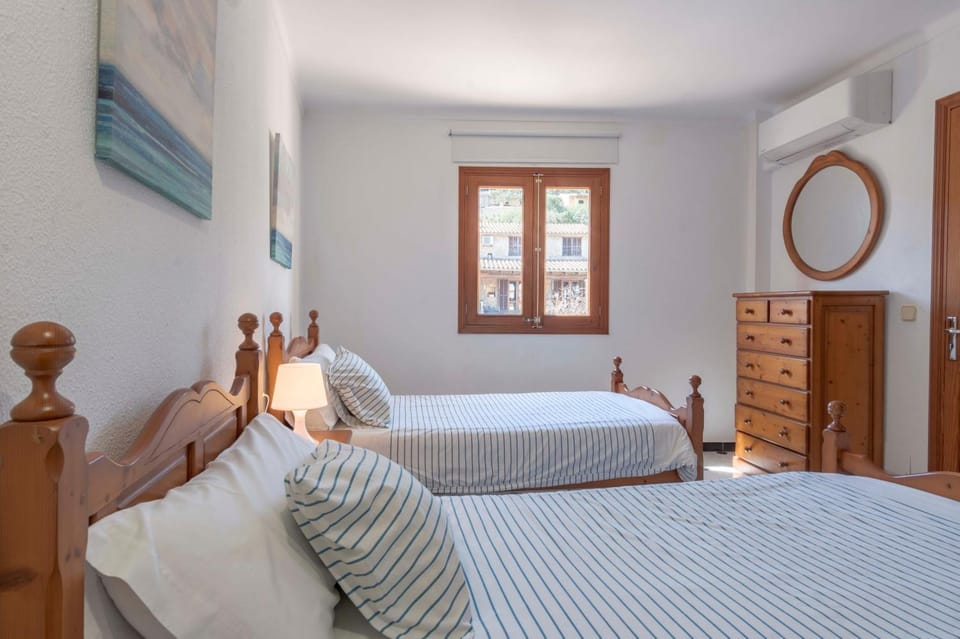 Bed, Photo of the whole room, Bedroom, air conditioner