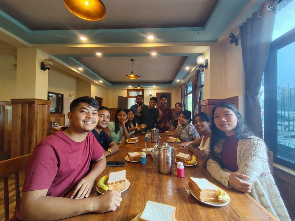 Restaurant/places to eat, Food, Guests, group of guests