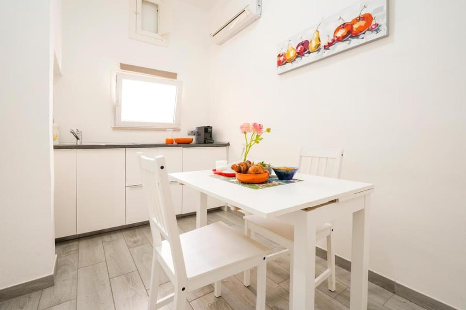 Kitchen or kitchenette, Dining area, air conditioner