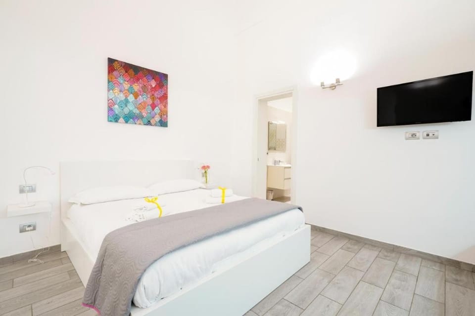 Bed, TV and multimedia, Photo of the whole room, Bedroom