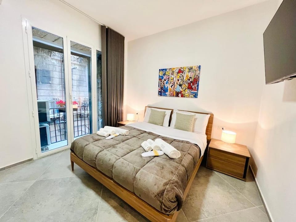 Bed, TV and multimedia, Photo of the whole room, Bedroom, towels