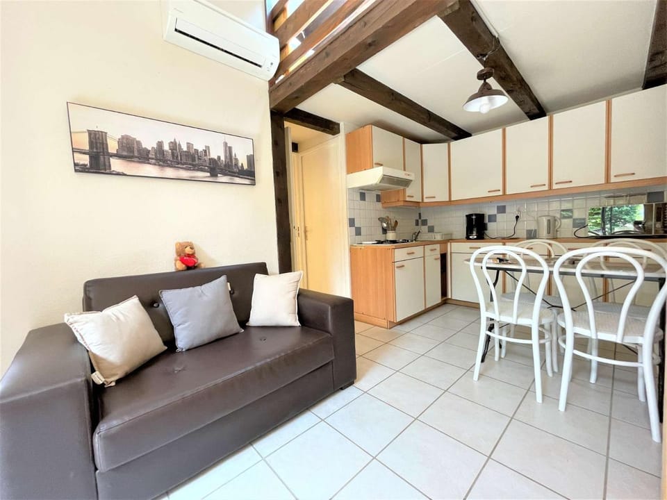 Kitchen or kitchenette, Living room, Seating area, Dining area, stove
