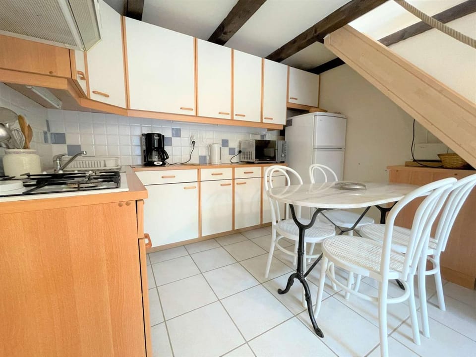 Coffee/tea facilities, Kitchen or kitchenette, Dining area, stove