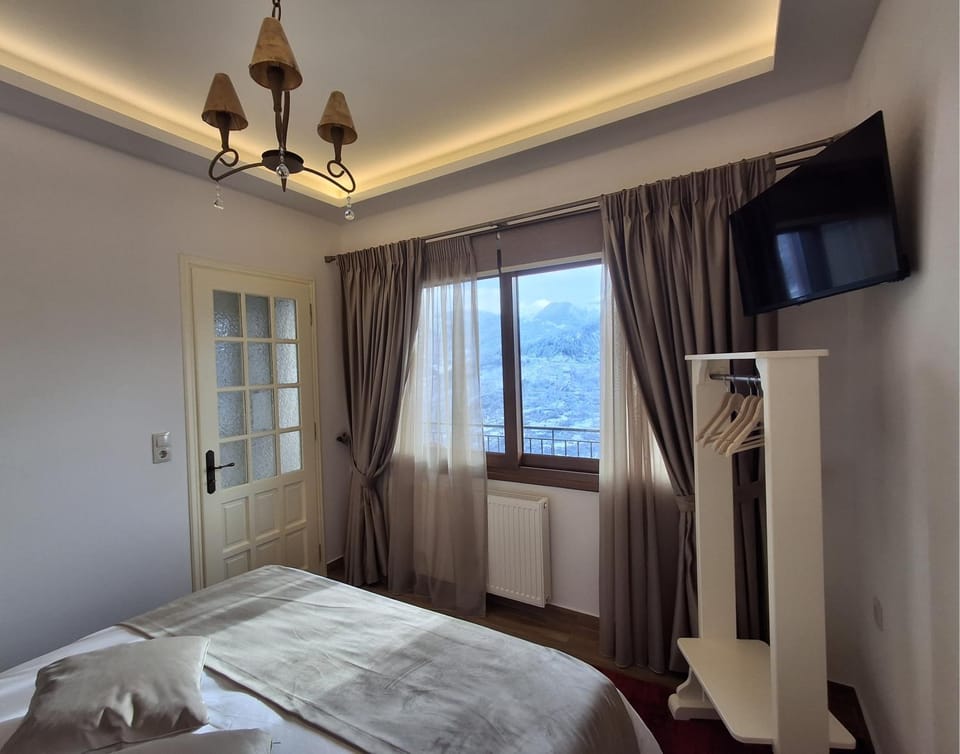 Bed, Day, Natural landscape, Winter, TV and multimedia, View (from property/room), Balcony/Terrace, Bedroom, City view, Mountain view, heating