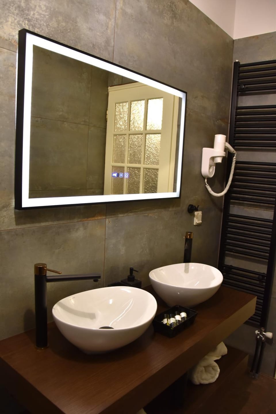 Toilet, Bathroom, heating, towels