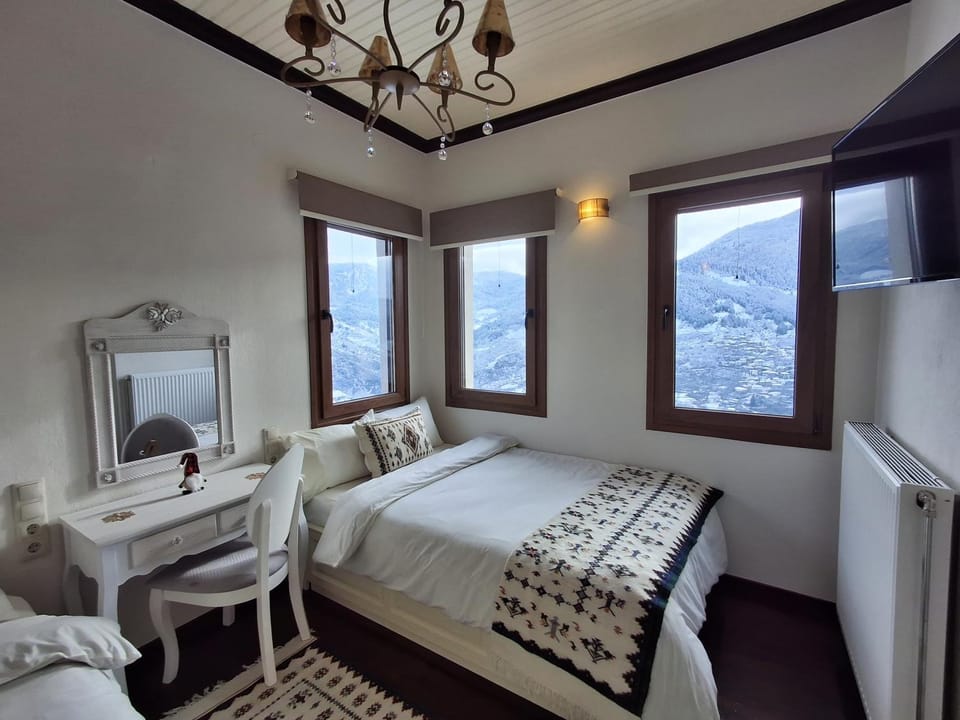 Bed, Day, Natural landscape, Winter, TV and multimedia, View (from property/room), Bedroom, City view, Mountain view, heating, internet