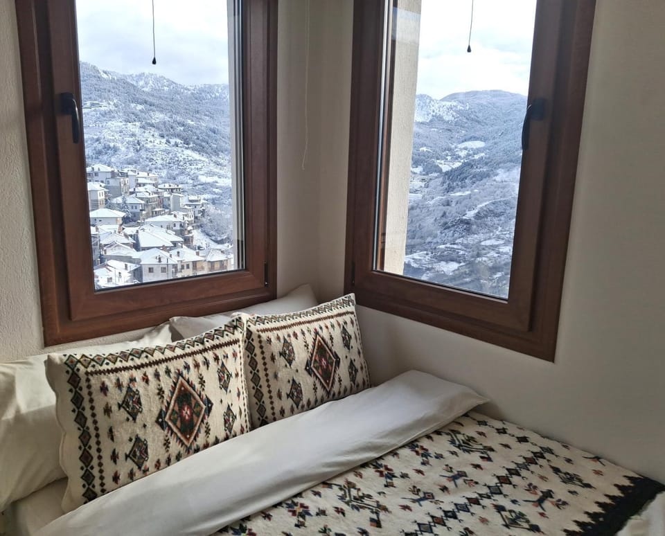 Bed, Day, Natural landscape, Winter, TV and multimedia, View (from property/room), Bedroom, City view, Mountain view, heating, internet