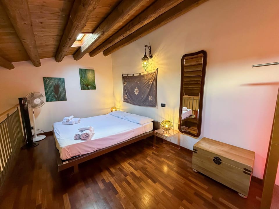 Bed, Photo of the whole room, Decorative detail, Bedroom, heating, towels, air conditioner