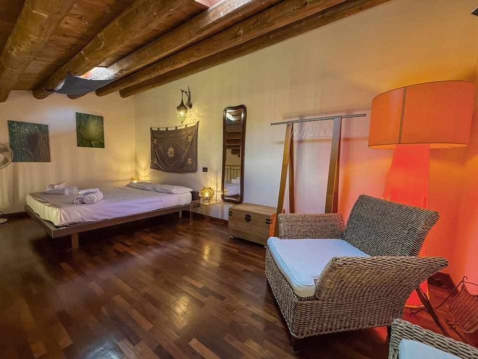 Bed, Photo of the whole room, Decorative detail, Bedroom, heating, air conditioner