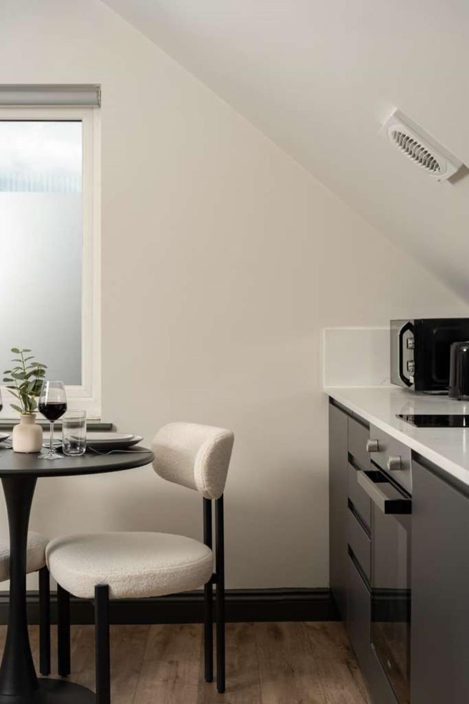 Kitchen or kitchenette, Dining area