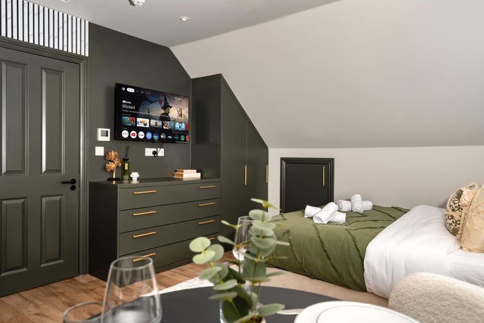 Communal lounge/ TV room, Bed, TV and multimedia, Photo of the whole room, Evening entertainment, Bedroom, wardrobe